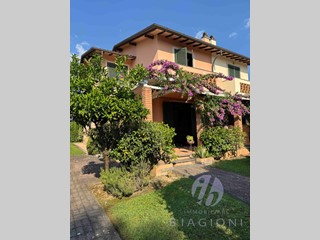 Villa bifamiliare in Vendita a Pietrasanta, zona Tonfano, 860'000€, 140 m², arredato