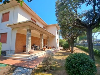 Villa bifamiliare in Vendita a Rosignano Marittimo, zona Rosignano Solvay, 650'000€, 340 m², con Box