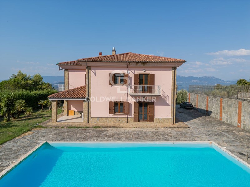 Villa in Vendita a Lustra, 405'000&euro;, 353 m²