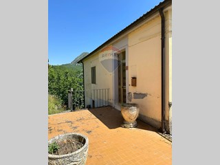 Casa Semi Indipendente in Vendita a Scapoli, 45'000€, 174 m²