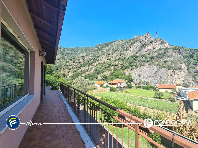 Villa in Vendita a Cisano sul Neva, 600'000€, 249 m²