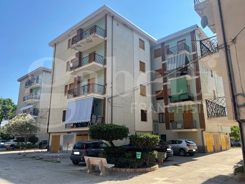 Trilocale in Vendita a Falconara Albanese, 49'000€, 88 m²