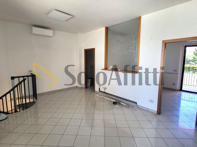 Ufficio in Affitto a Senigallia, zona Villa Torlonia, 550€, 75 m²