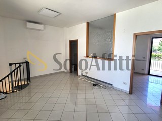 Ufficio in Affitto a Senigallia, zona Villa Torlonia, 550€, 75 m²