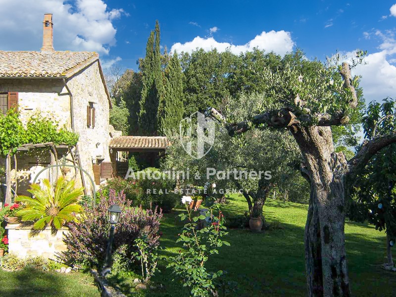 Casa Indipendente in Vendita a Gualdo Cattaneo, 450'000€, 355 m²