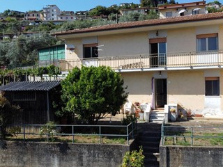 Villa bifamiliare in Vendita a Montignoso, zona Serra, 190'000€, 137 m², con Box