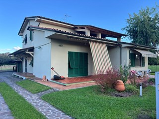 Villa in Vendita a Capannori, zona Lunata, 600'000€, 280 m²