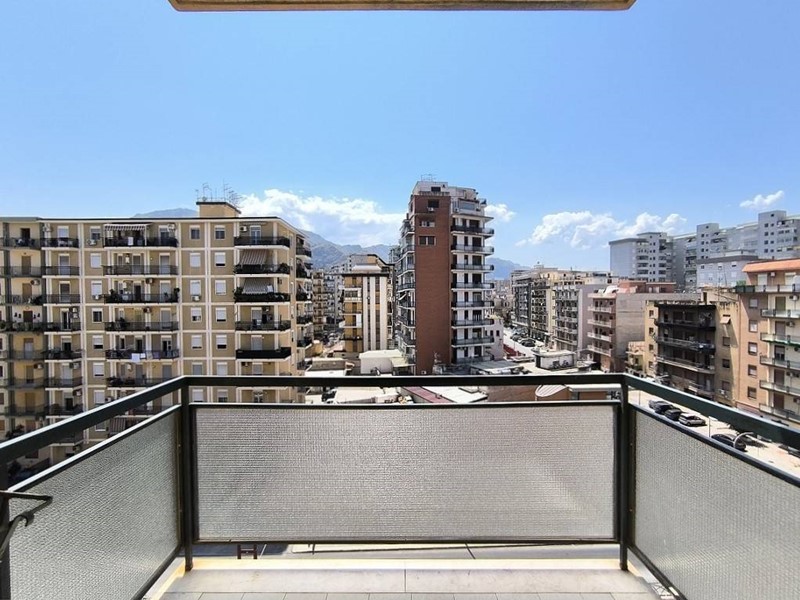 Quadrilocale in Vendita a Palermo, 135'000€, 98 m²