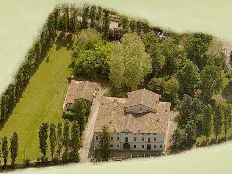 Villa bifamiliare in Vendita a Parma, 970'000€, 1300 m²