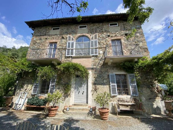 Villa in Vendita a Parella, 233'494€, 473 m²