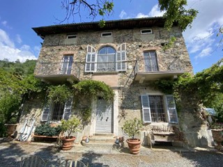 Villa in Vendita a Parella, 233'494€, 473 m²