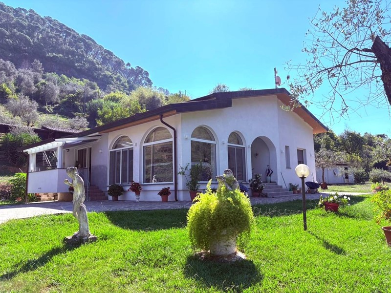 Villa in Vendita a Massa, zona Mirteto, 630'000&euro;, 140 m², arredato