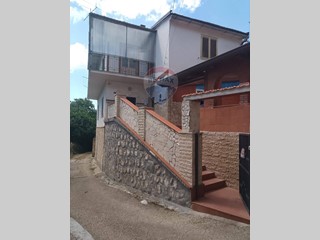 Casa Indipendente in Vendita a Teano, 65'000€, 190 m²