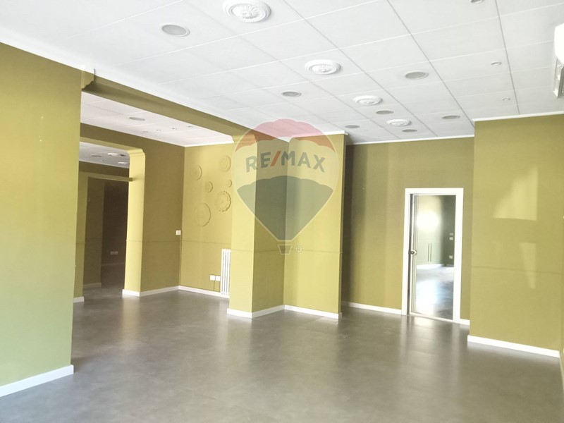 Negozio in Affitto a Perugia, 1'000€, 110 m²