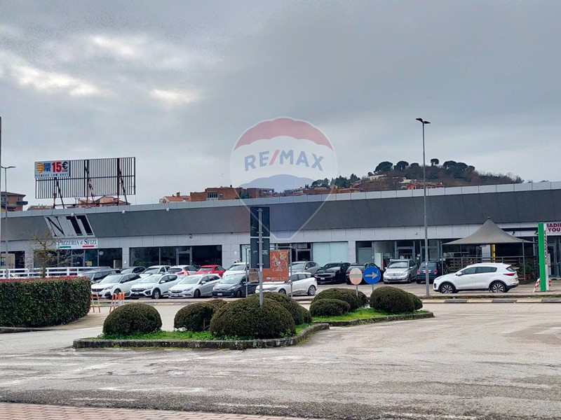 Immobile commerciale in Affitto a Corciano, 2'000€, 250 m²