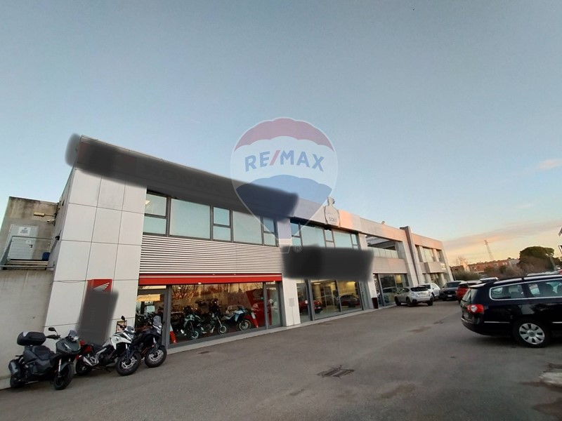 Ufficio in Affitto a Perugia, 1'500€, 220 m²