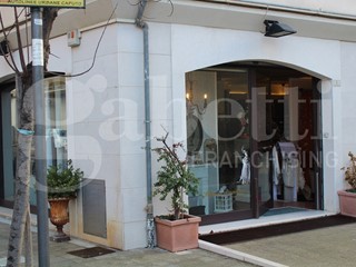 Negozio in Vendita a Canosa di Puglia, 350 m²