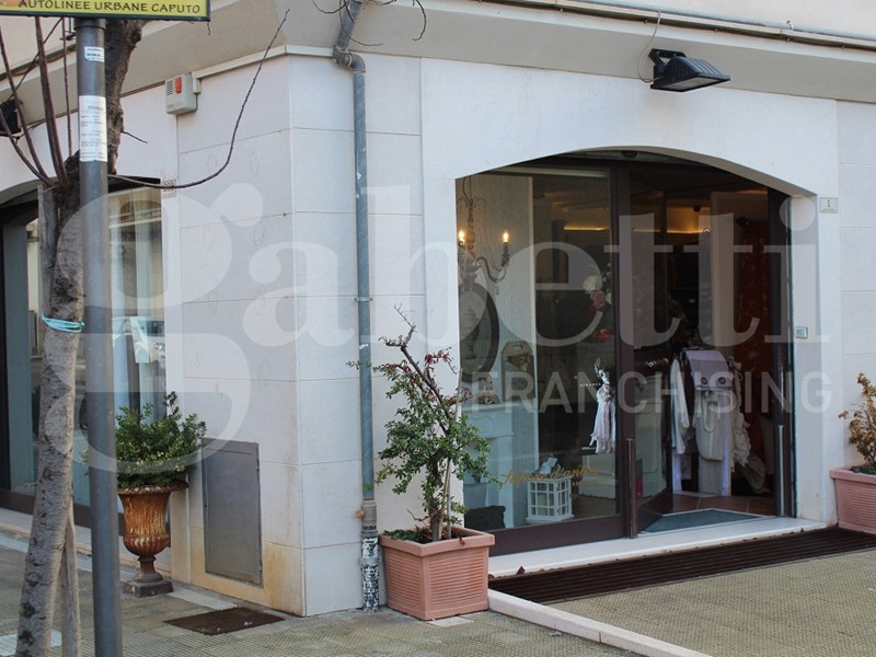 Negozio in Affitto a Canosa di Puglia, 1'500&euro;, 350 m²