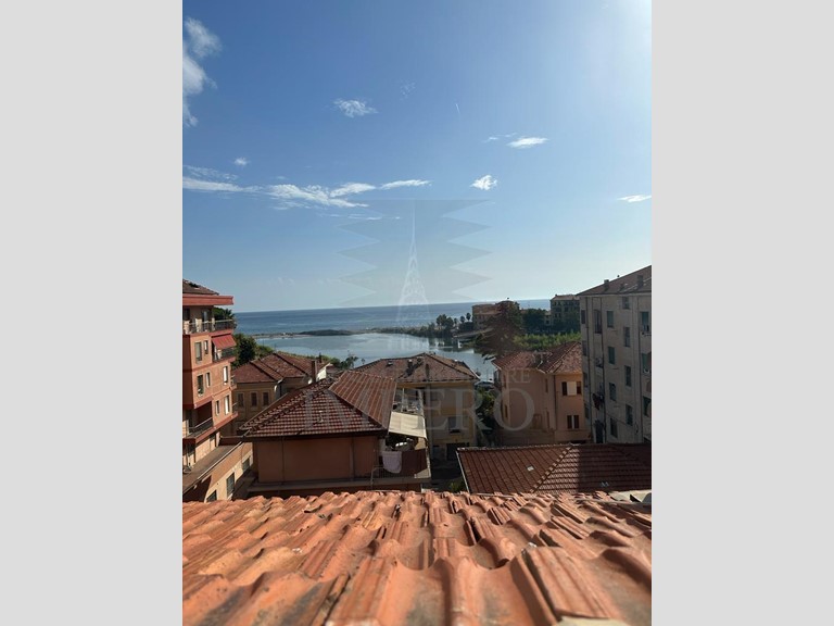 Quadrilocale in Vendita a Ventimiglia, zona Centro, 50'000€, 80 m²