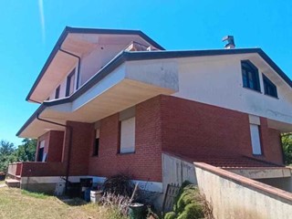 Casa Indipendente in Vendita a Massarosa, zona Bozzano, 450'000€, 330 m², con Box