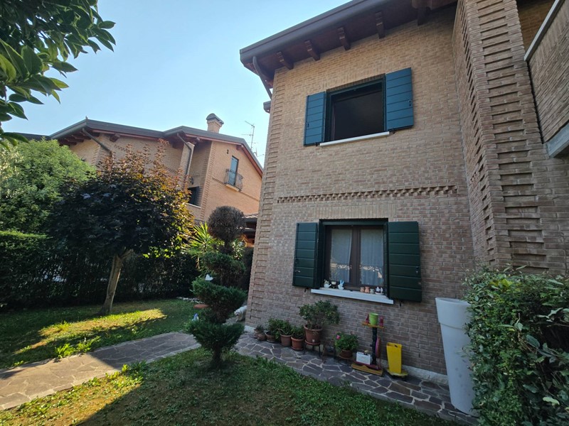 Casa Semi Indipendente in Vendita a Ferrara, 325'000&euro;, 180 m²