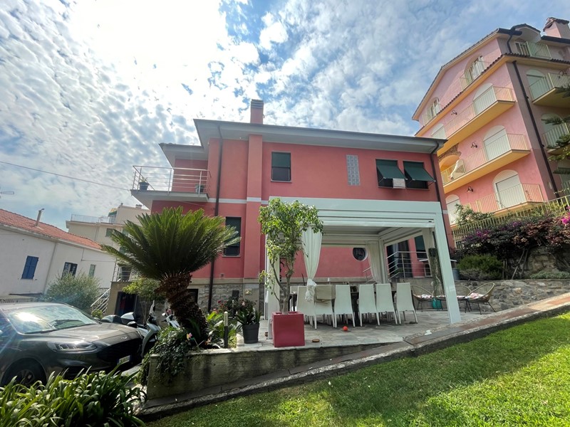 Villa in Vendita a Sanremo, 1'100'000€, 225 m²
