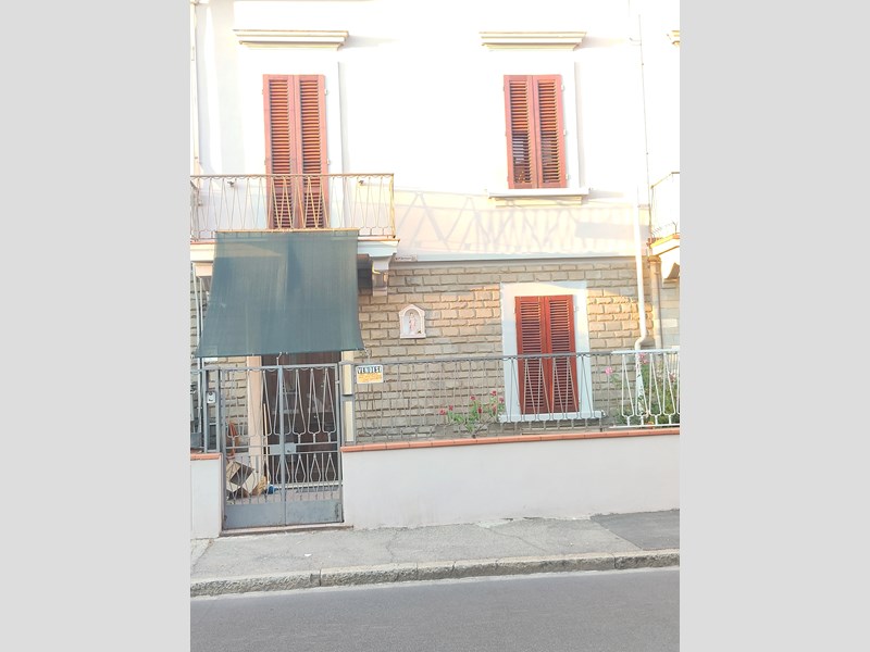 Casa Indipendente in Vendita a Prato, zona Porta frascati , 390'000€, 230 m², arredato