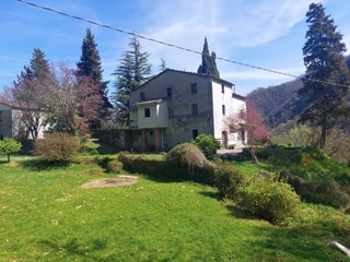 Casale in Vendita a Borgo a Mozzano, zona Cerreto, 169'000&euro;, 280 m²