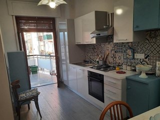 Quadrilocale in Affitto a Carrara, zona Marina di Carrara, 1'300€, 92 m², arredato, con Box