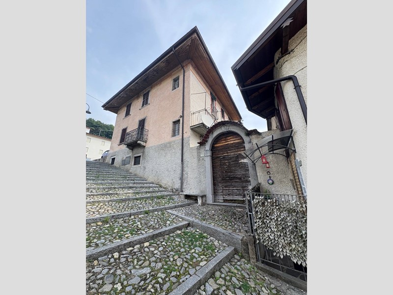 Casa Indipendente in Vendita a Gorno, 50'000€, 300 m²