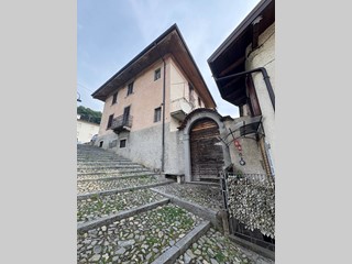 Casa Indipendente in Vendita a Gorno, 50'000€, 300 m²