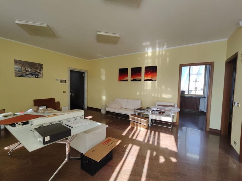 Ufficio in Affitto a Carrara, zona Avenza, 1'100€, 90 m²