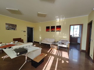 Ufficio in Affitto a Carrara, zona Avenza, 1'100€, 90 m²