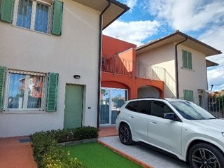 Villetta a schiera in Vendita a Serravalle Pistoiese, zona Casalguidi, 485'000€, 150 m², arredato