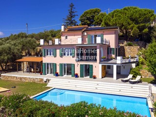 Villa in Vendita a Imperia, 1'100'000€, 327 m²