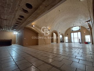 Immobile commerciale in Affitto a Grottaglie, 1'100€, 356 m²