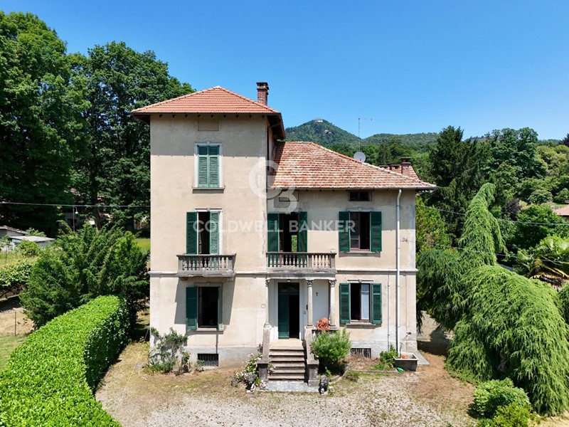 Villa in Vendita a Casciago, 800'000€, 500 m²