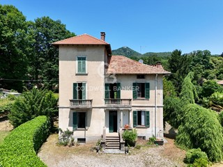 Villa in Vendita a Casciago, 800'000€, 500 m²