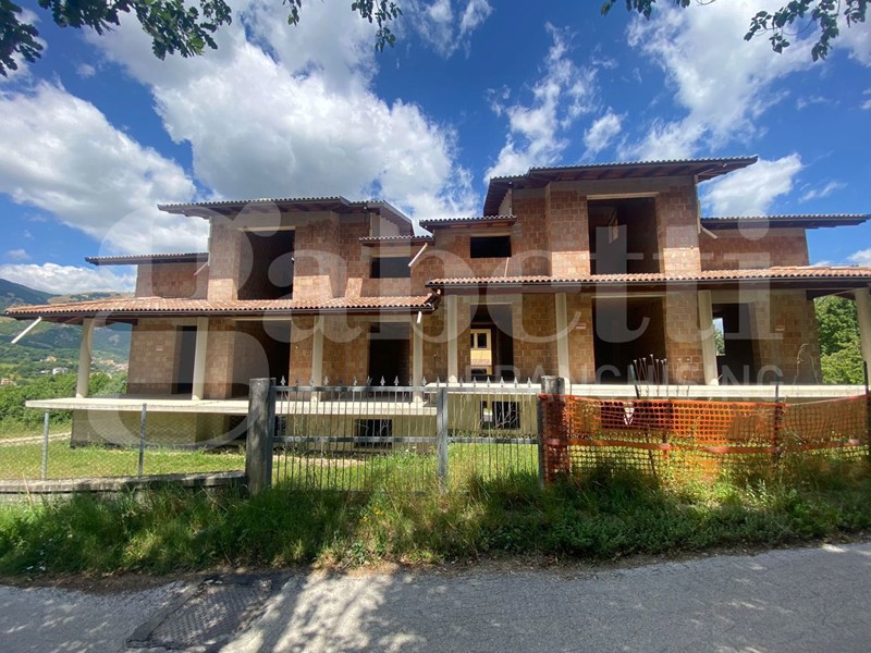 Villa bifamiliare in Vendita a Tornimparte, 65'000€, 220 m²