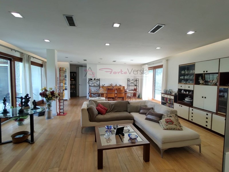 Villa in Vendita a Montignoso, 1'300'000€, 296 m²