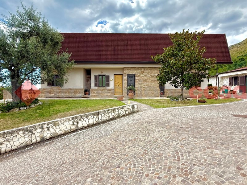 Villa in Vendita a Spigno Saturnia, 900'000&euro;, 250 m²