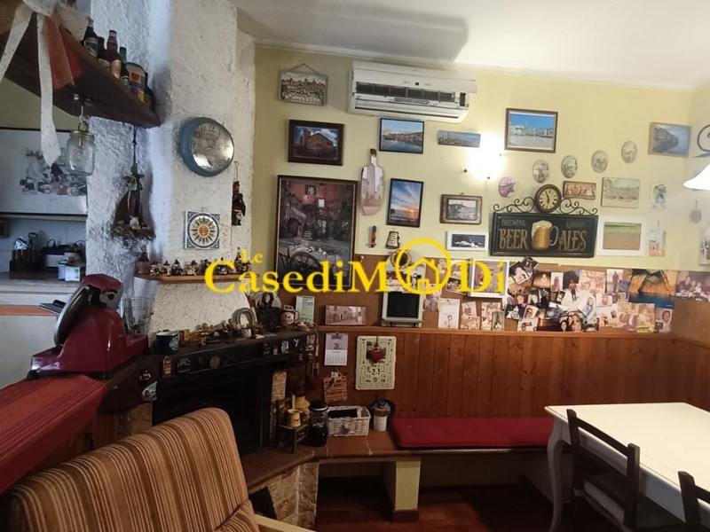 Villa in Vendita a Collesalvetti, zona Parrana San Giusto, 420'000&euro;, 300 m², arredato, con Box