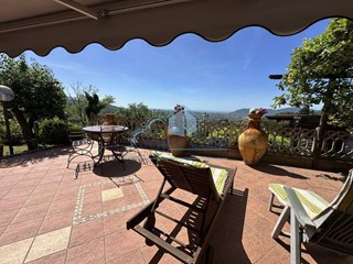 Villa in Vendita a Fosdinovo, zona Caniparola, 648'000€, 250 m², arredato