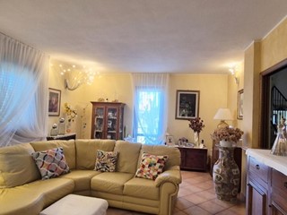 Villa in Vendita a Massarosa, zona Quiesa, 400'000€, 210 m², arredato, con Box