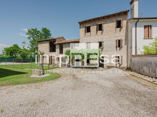 Rustico in Vendita a Maserada sul Piave, 195'000€, 350 m²