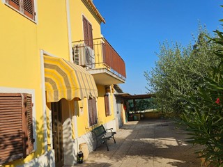 Casa Semi Indipendente in Vendita a Fano, 130'000&euro;, 200 m²
