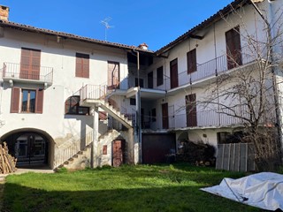 Appartamento in Vendita a Niella Tanaro, 98'000€, 300 m²