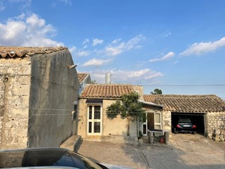 Appartamento in Vendita a Modica, zona SORDA PERIFERIA, 97'000€, 200 m²