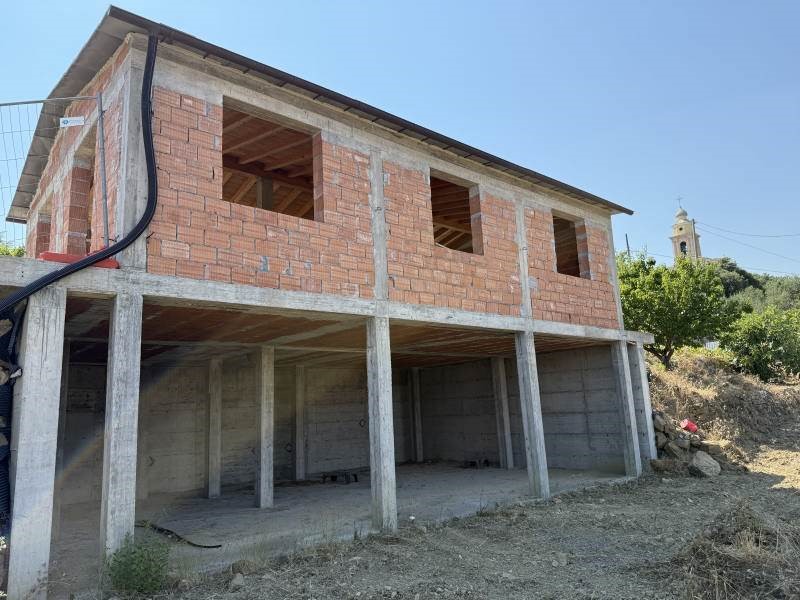 Casa Indipendente in Vendita a Imperia, zona Poggi, 250'000€, 148 m²