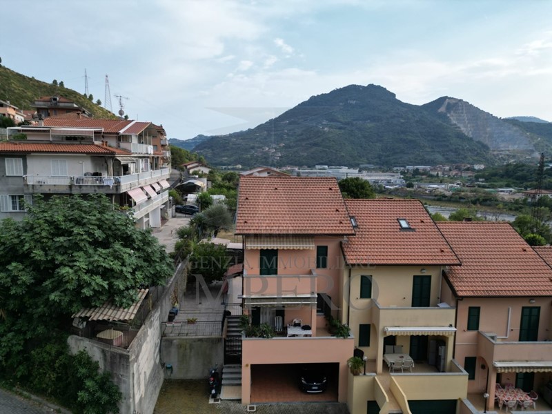Casa Indipendente in Vendita a Ventimiglia, zona Porra, 369'000€, 240 m², con Box